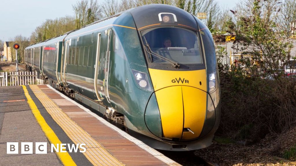 Oxford: Travel disruption warning ahead of railway upgrade – BBC